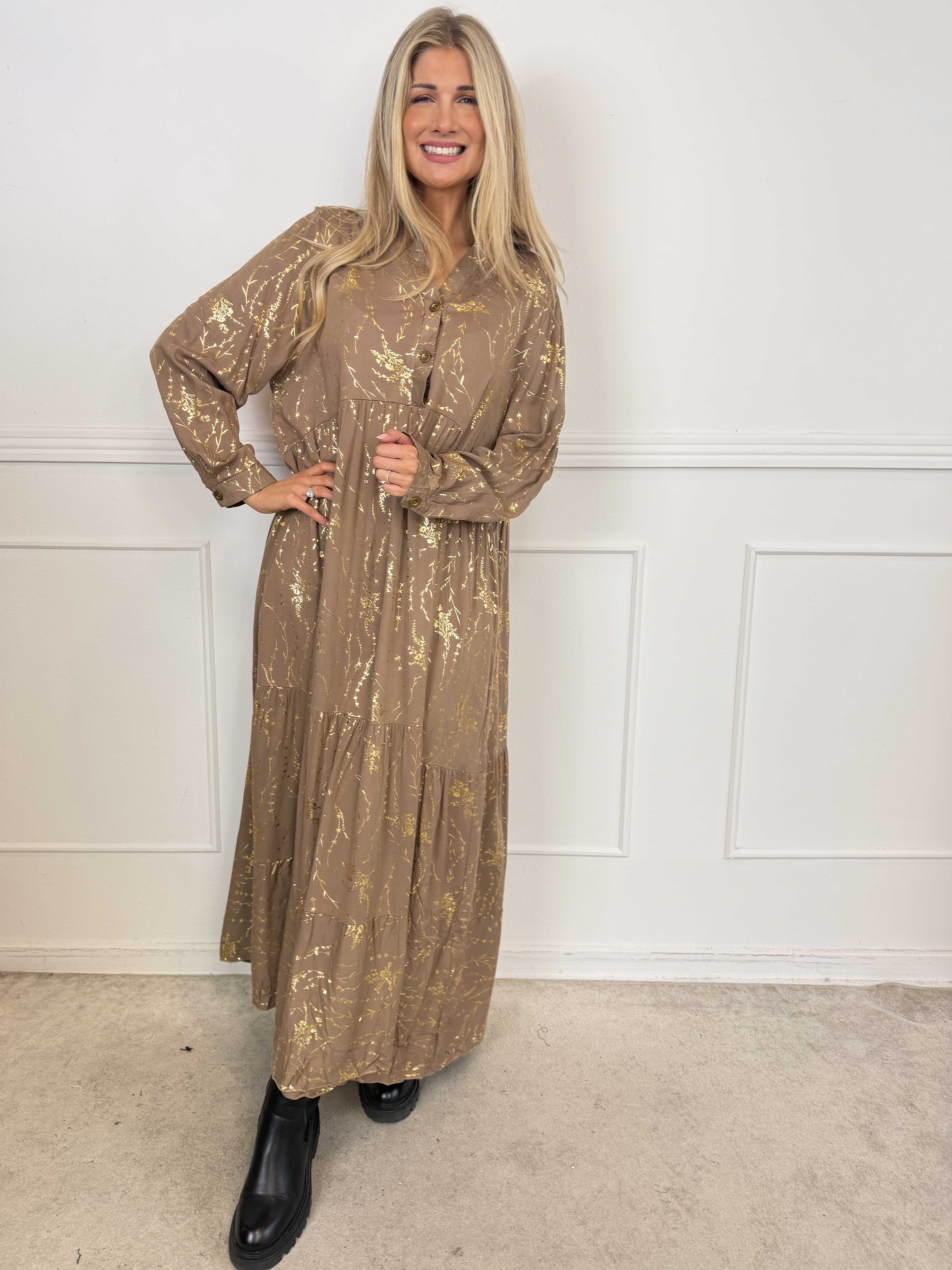 Mirabelle - Lång och elegant klänning i viskos med lager-på-lager-look och exklusivt guldtryck